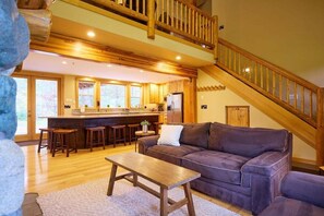 Smart TV, fireplace, DVD player, books - River Lodge - Country Craftsman Home (Leavenworth)