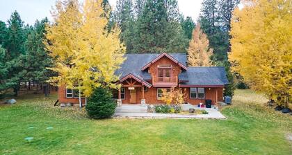 Mountain Lodge w/ Hot Tub + Private River Beach