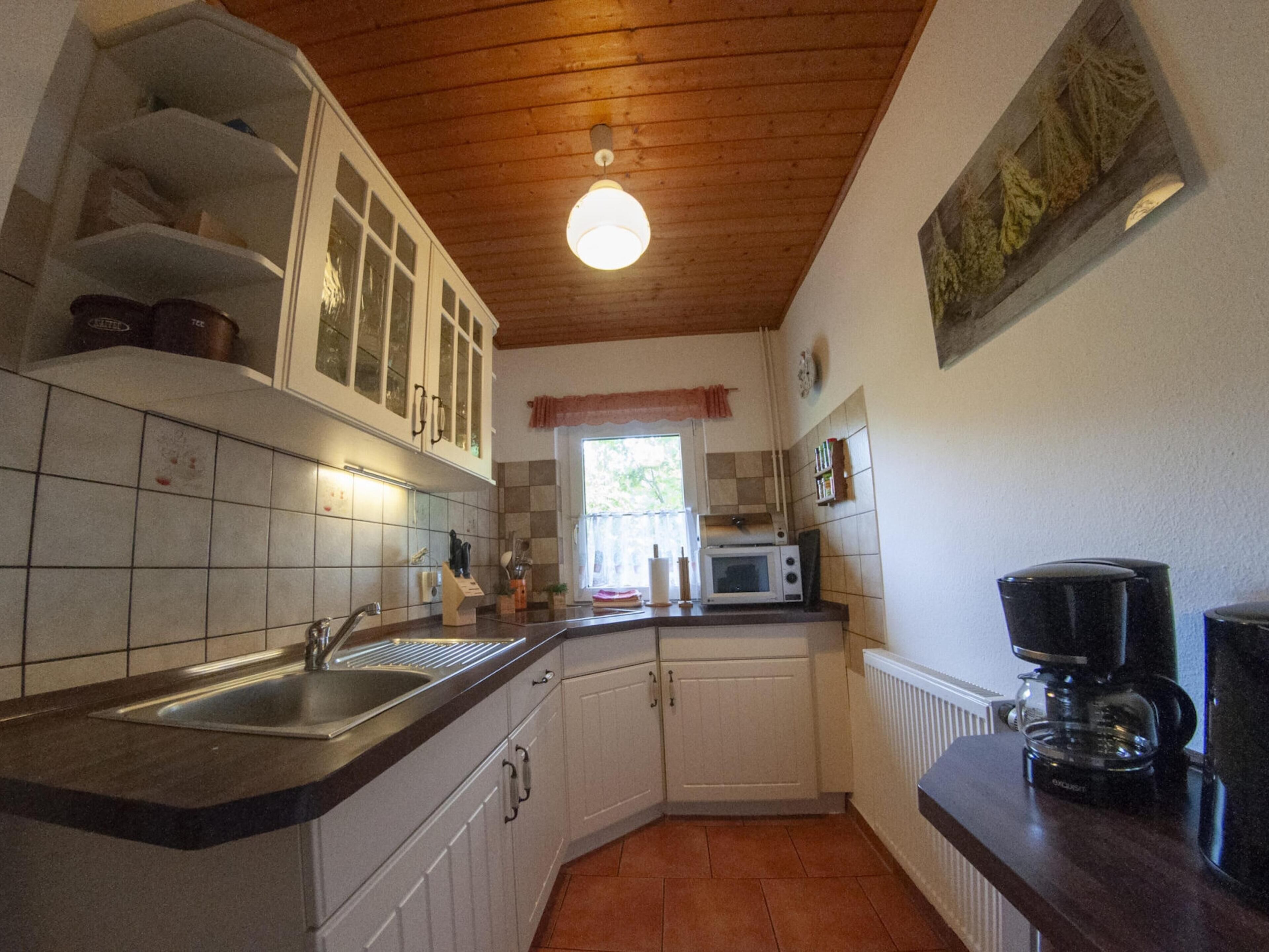 Kühlschrank, Mikrowelle, Herdplatte, Wasserkocher mit Kaffee-/Teezubehör