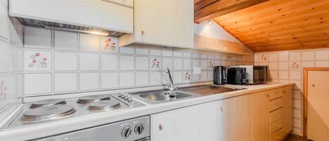 Refrigerador, microondas, horno y utensilios de cocina