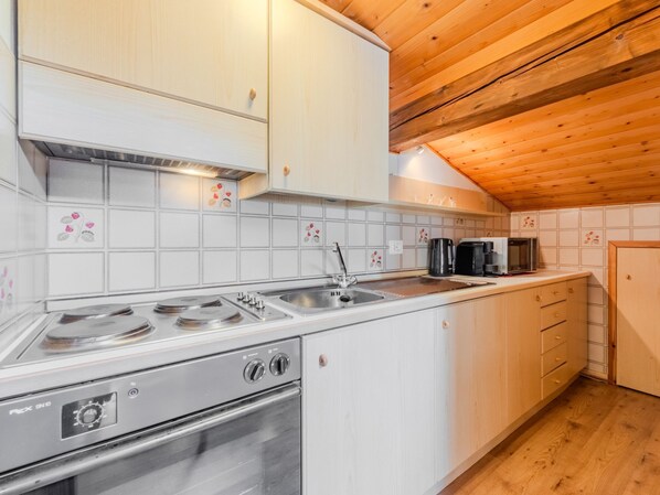 Fridge, microwave, oven, cookware/dishes/utensils