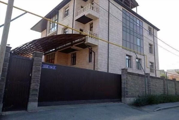 المنشأة من الخارج