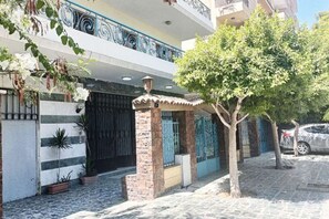 Unclassified image, 4 of 11, button - Qinfu Hotel (Cairo)