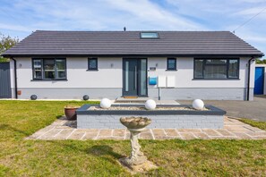 Exterior - Mudeford Moments - a 3 bedroom bungalow located in a peaceful cul-de-sac (Christchurch)