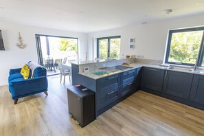 Kühlschrank, Mikrowelle, Ofen, Geschirrspüler