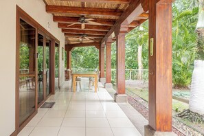 Outdoor dining - Tropical Beachfront Oasis (Jaco)