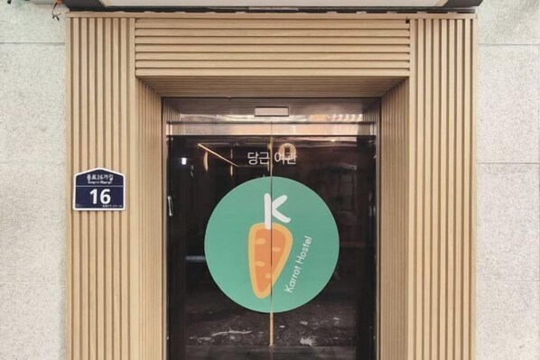Exterior - Dongdaemun Karrot Hostel (Seoul)
