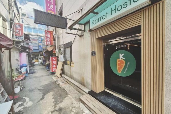 Exterior detail - Dongdaemun Karrot Hostel (Seoul)