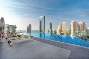 Outdoor pool - Casa Royale Vacation Home - Dubai Marina (Dubai)