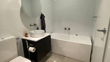 Shower, hair dryer, bidet, towels
