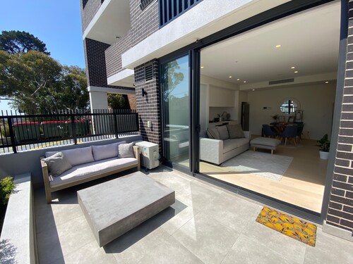 Executive Oasis | Chic 1BR + Courtyard Retreat