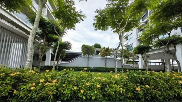 A modern building with a covered walkway and greenery. - Loft B Imago Mall Sunset Seaview Golf Course 8-9pax 3Bedrooms 3 Bathrooms (Kota Kinabalu)