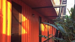 Un corridoio con pareti in legno e una porta che conduce a una stanza.