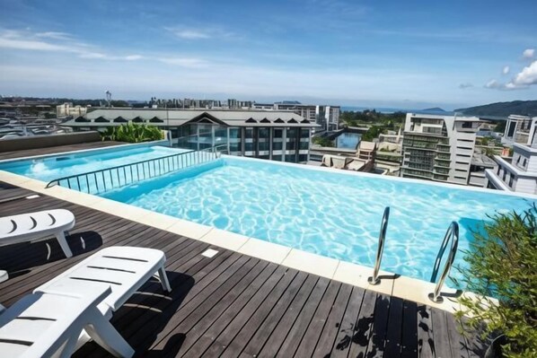 Outdoor pool - Kota Kinabalu CBD SKY HOTEL suites 2 bedrooms (Kota Kinabalu)