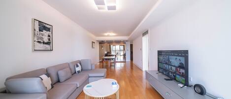 Apartamento superior, 2 quartos, cozinha, vista para a cidade | Sala de estar | Smart TV