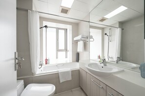 Superior-Apartment, 2 Schlafzimmer, Küche, Stadtblick | Badezimmer | Hausschuhe