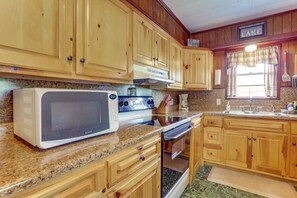 Refrigerador, microondas, parrilla de estufa y cafetera y tetera