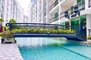 Outdoor pool - Olympus Urban Haven (Pattaya)