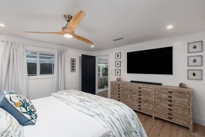 3 bedrooms, iron/ironing board, WiFi, bed sheets - Sanibel Getaway: Spacious House with Pool, Bikes & Island Charm (Sanibel)