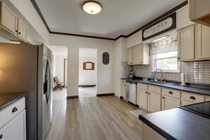 Refrigerador, microondas, horno y parrilla de estufa 