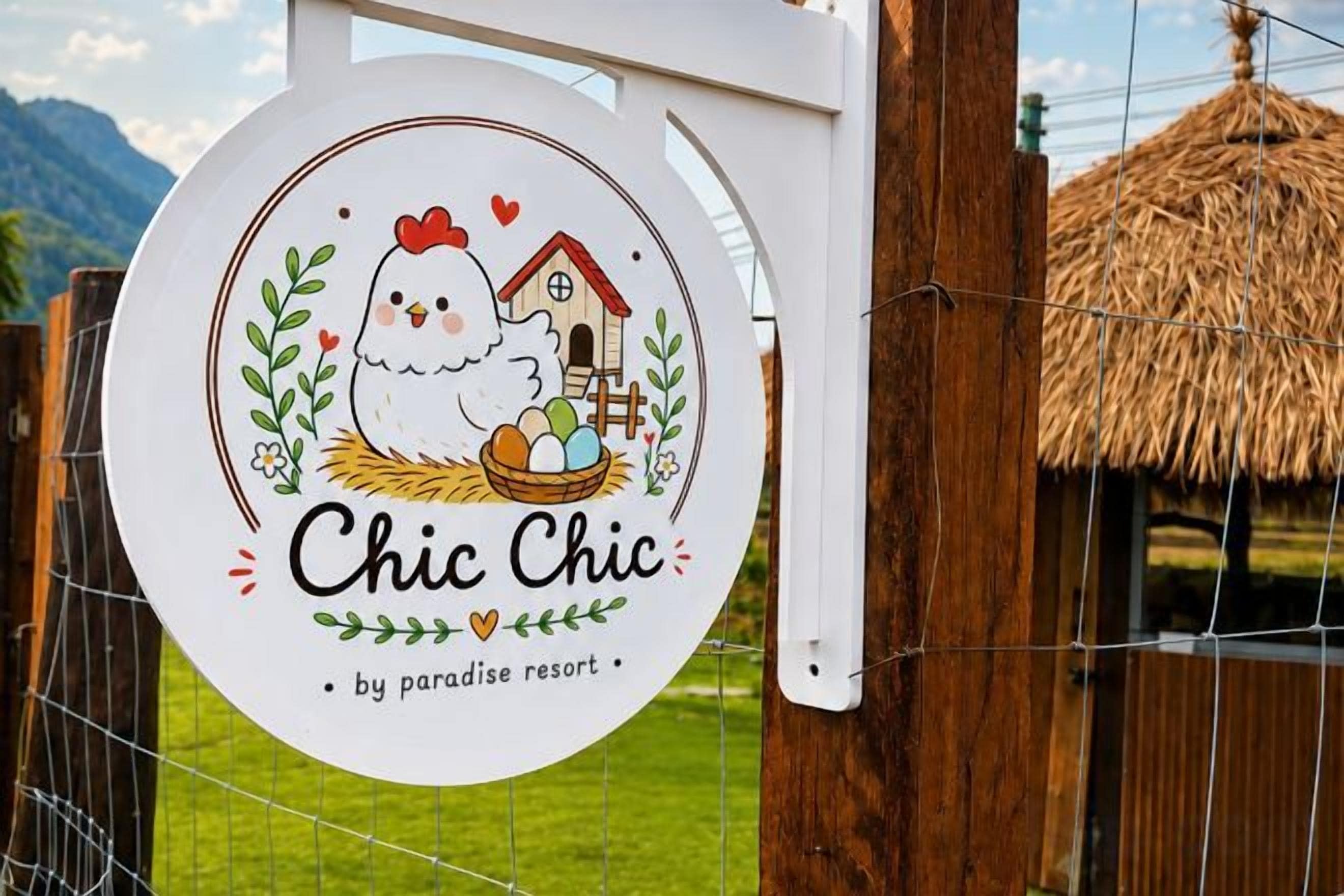 Un letrero con un logotipo que muestra un pollo y una casa, con la inscripción 'Chic Chic by paradise resort'.