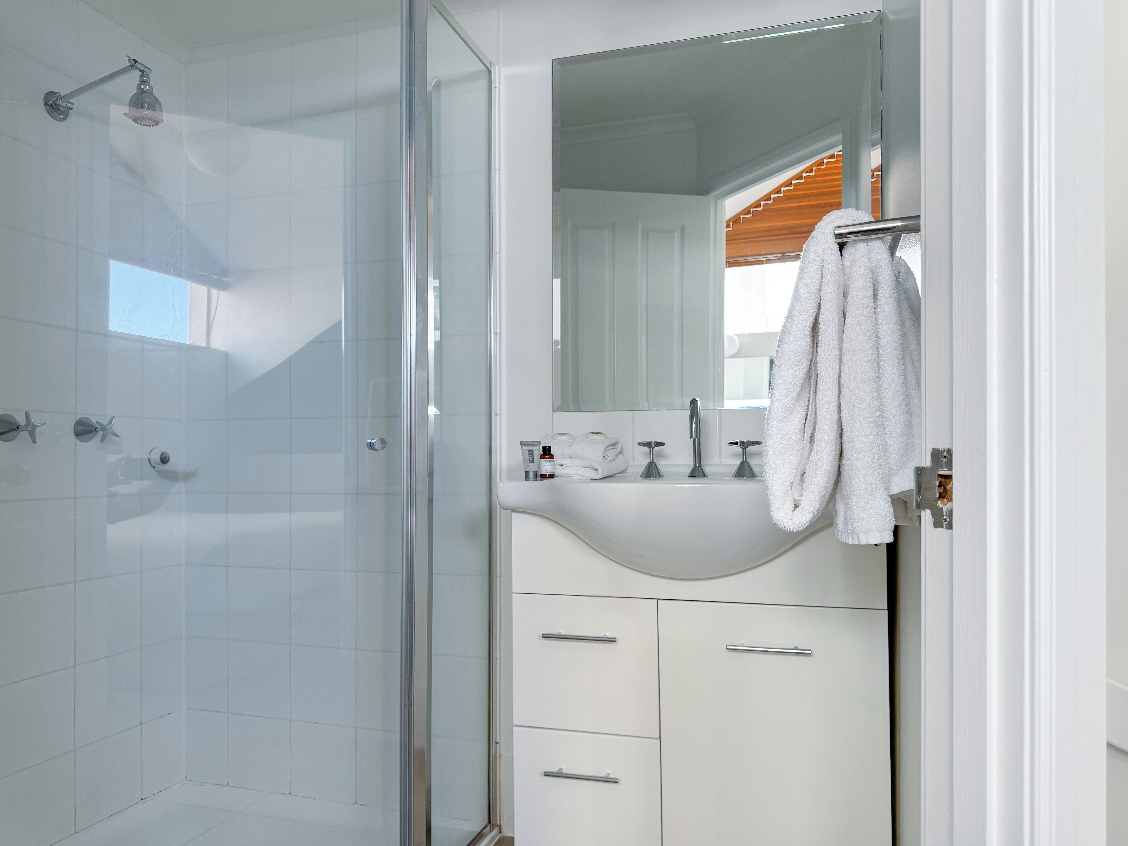 Apartemen Comfort, 1 Tempat Tidur Queen, Bebas Asap Rokok | Kamar mandi | Pengering rambut, handuk, sabun, dan sampo