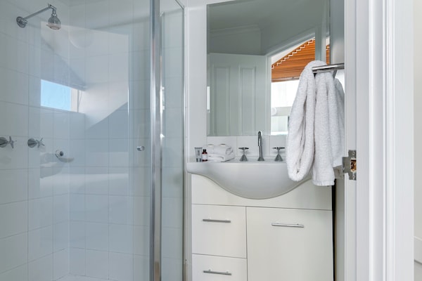 Apartemen Comfort, 1 Tempat Tidur Queen, Bebas Asap Rokok | Kamar mandi | Pengering rambut, handuk, sabun, dan sampo
