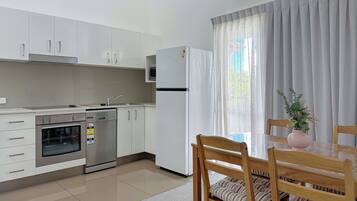 Comfort Apartment, 1 Queen Bed, Non Smoking | In-room dining