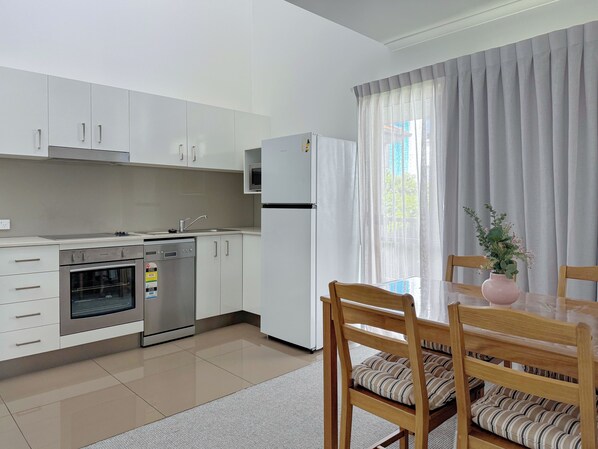 Apartamento conforto, 1 cama Queen, para não fumantes | Opções para refeição no quarto