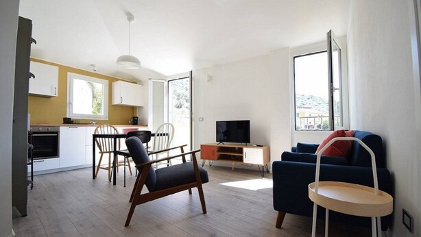 A modern apartment with a kitchen, dining area, and living room. - Casa Luisa - Surrounded by greenery, just steps from the sea (Borganzo)