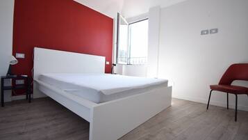 2 Schlafzimmer, Schreibtisch, Bügeleisen/Bügelbrett, Reisekinderbett