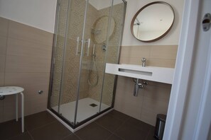 Douche, sèche-cheveux, bidet, serviettes fournies