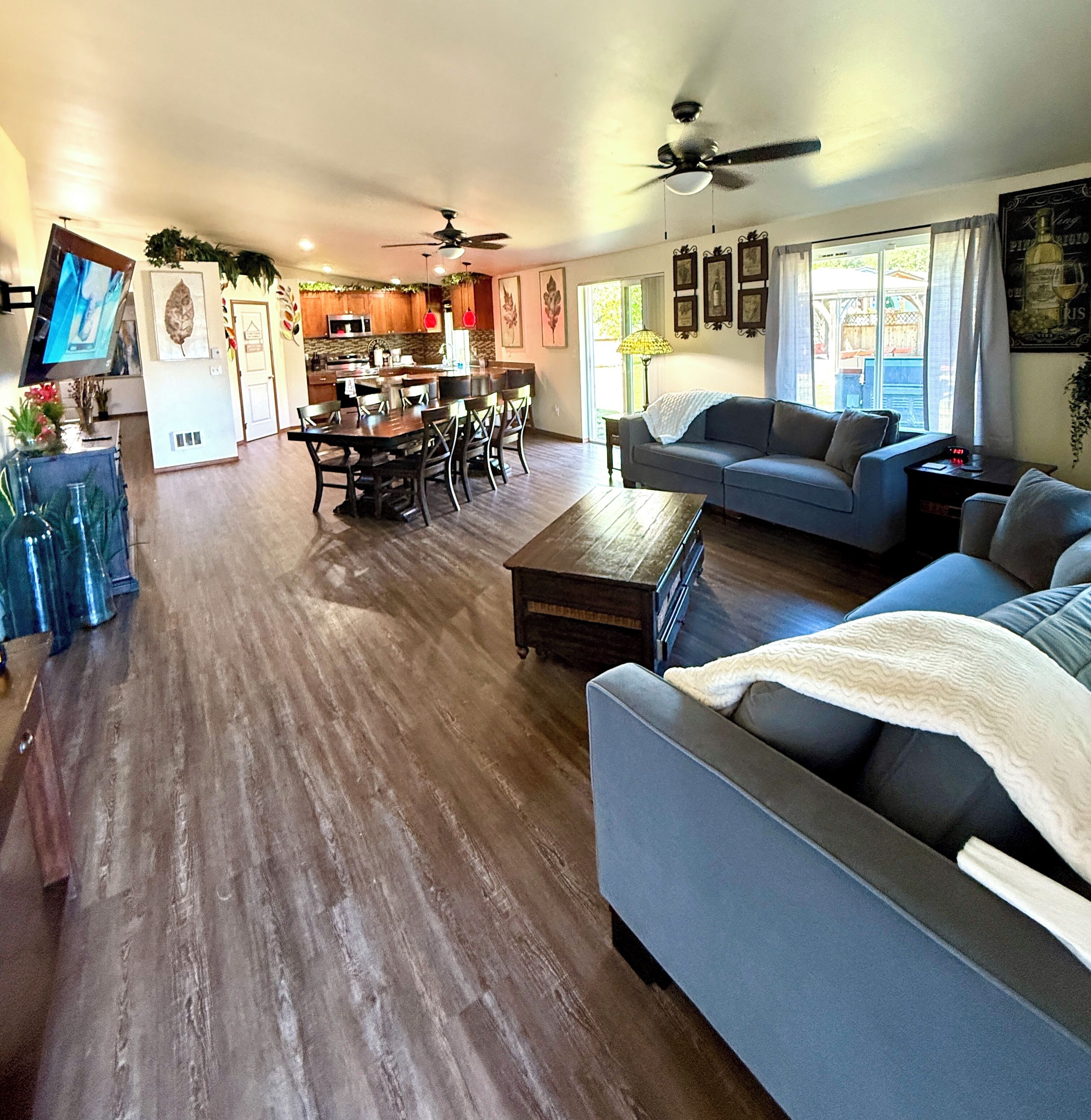 Televisión y chimenea 