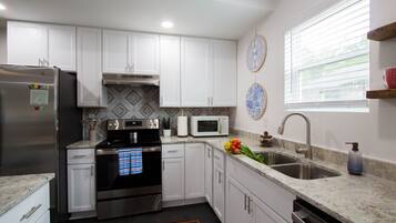 Geladeira, micro-ondas, fogão, cooktop