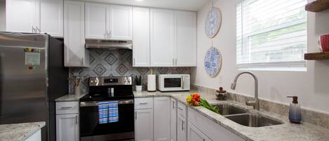 Frigorífico, microondas, horno y placa de cocina
