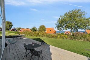Outdoor dining - Modern holiday home with sea view for 8 (Svaneke)