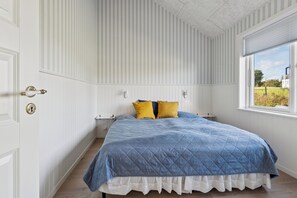 4 bedrooms, iron/ironing board, free WiFi - Modern holiday home with sea view for 8 (Svaneke)