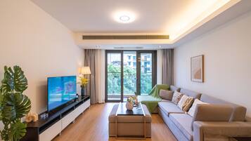 Superior Apartment, 1 Bedroom, Kitchen, City View | Living room | Smart TV