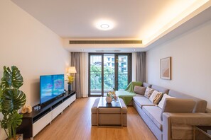 Superior Apartment, 1 Bedroom, Kitchen, City View | Living room | Smart TV