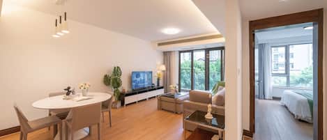 Appartement supérieur, 1 chambre, cuisine, vue sur la ville | Salle de séjour | Téléviseur connecté