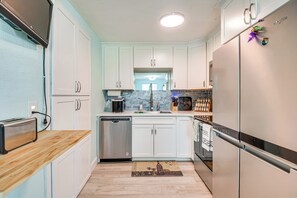 Réfrigérateur, micro-ondes, plaque de cuisson, lave-vaisselle