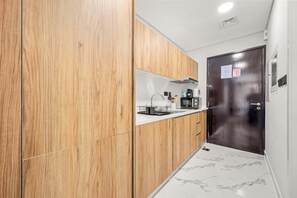 Fridge, microwave, oven, coffee/tea maker