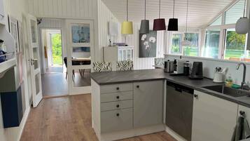 Fridge, oven, stovetop, dishwasher