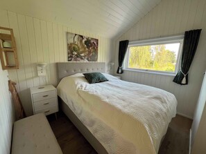 4 bedrooms, iron/ironing board, free WiFi