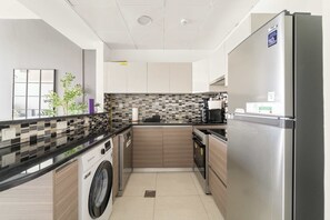 Réfrigérateur, four à micro-ondes, un four, surface de cuisson