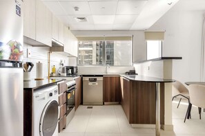 Réfrigérateur, four à micro-ondes, un four, surface de cuisson