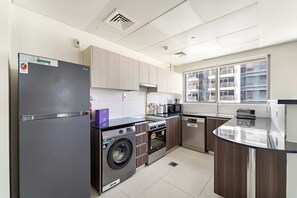 Réfrigérateur, four à micro-ondes, un four, surface de cuisson