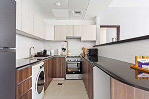 Réfrigérateur, four à micro-ondes, un four, surface de cuisson