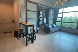Una cocina moderna con taburetes, una mesa de comedor y un amplio ventanal con vistas.