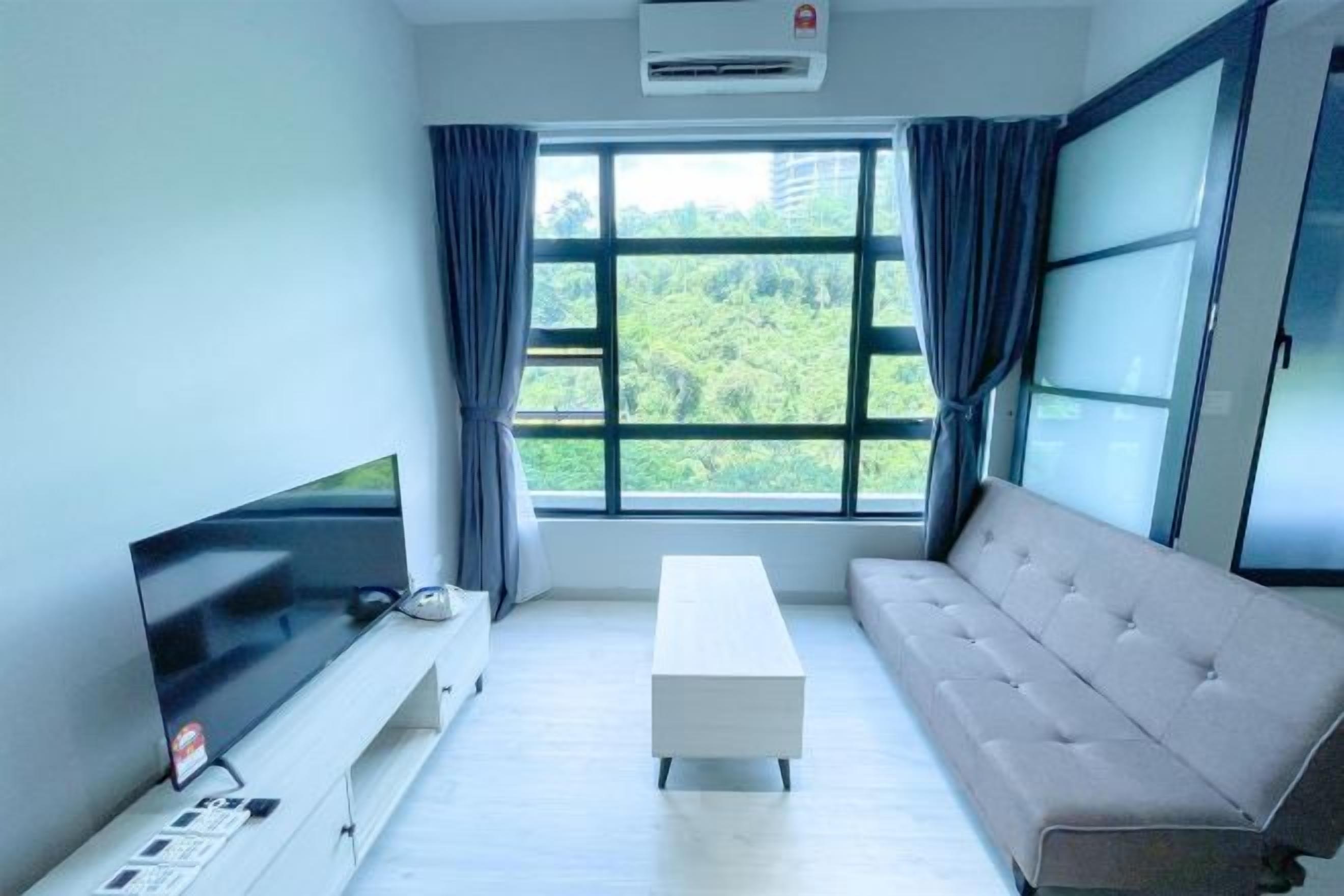 Uma sala de estar moderna com televisão de tela plana, sofá, mesa de centro e uma janela grande com cortinas.